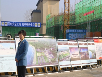 县委副书记、县长王亚珍在一馆一中心项目现场作视频观摩会讲解