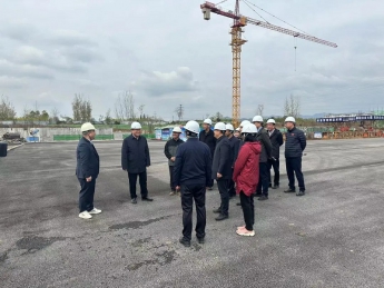 陕西省体育局党组书记、局长尤磊一行至洋县全民健身中心和体育场建设项目现场调研